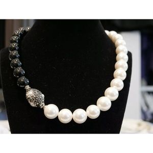 ROUND PEARL AND ONYX ELEGANT STATEMENT NECKLACE